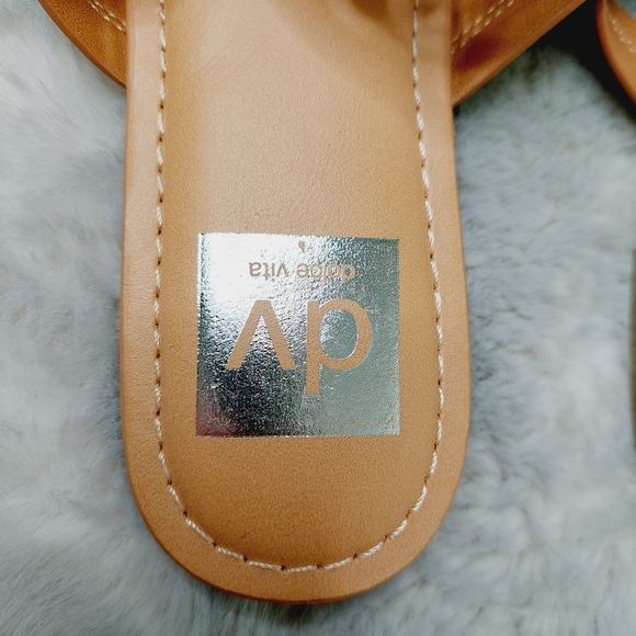 New Dolce Vita Gotie White/Brown Laser Cut Thong Sandals S33 - Picture 3 of 8